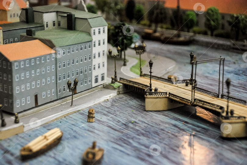 Скачать Миниатюрный городской пейзаж с историческим мостом через реку фотосток Ozero