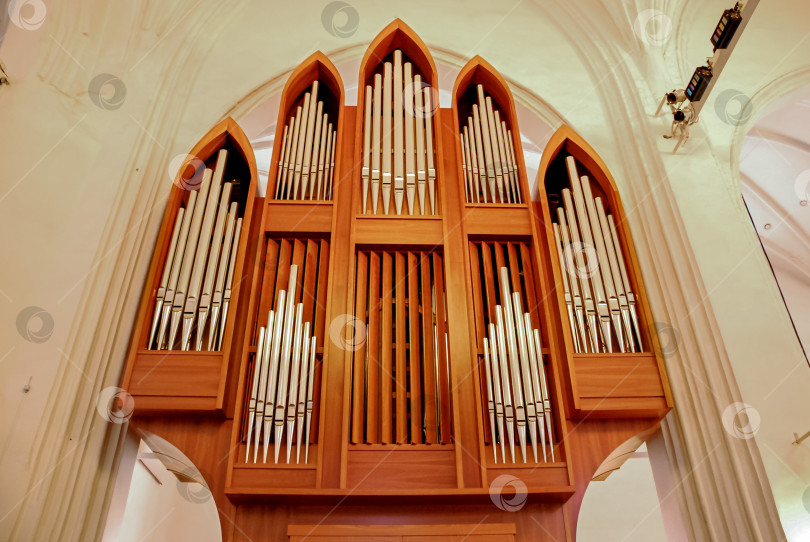Скачать Величественный церковный орган с замысловатым деревянным дизайном фотосток Ozero