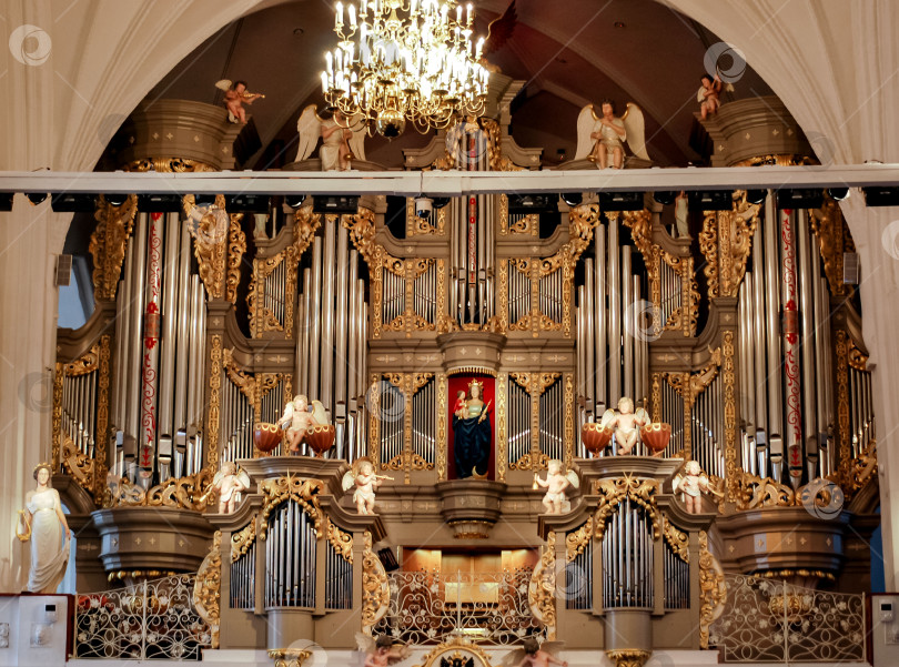 Скачать Величественный соборный орган с витиеватыми золотыми деталями и ангельскими украшениями фотосток Ozero