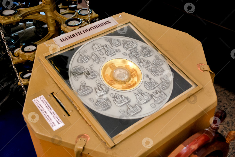 Скачать Экспозиция исторических артефактов: круглый рельеф с архитектурными мотивами фотосток Ozero