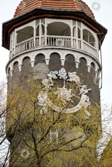 Скачать Историческая водонапорная башня с декоративным гребнем осенью фотосток Ozero