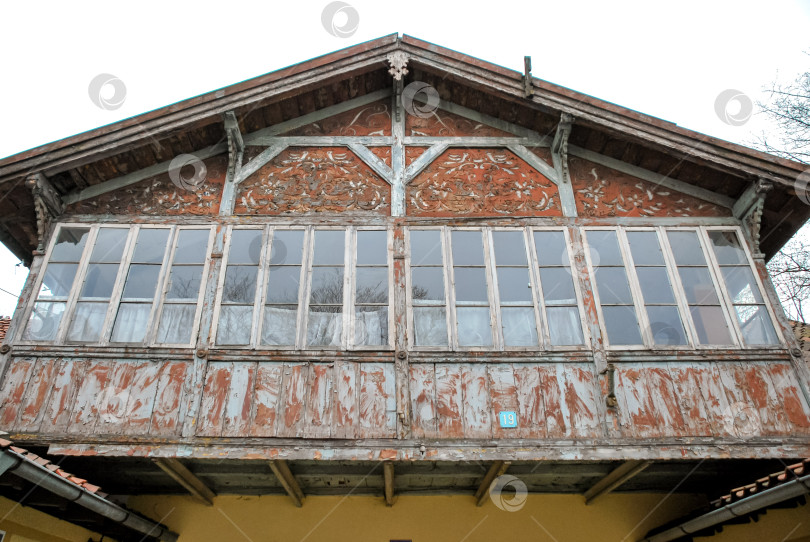 Скачать Старинный деревенский дом с богато украшенным деревянным фасадом и большими окнами фотосток Ozero