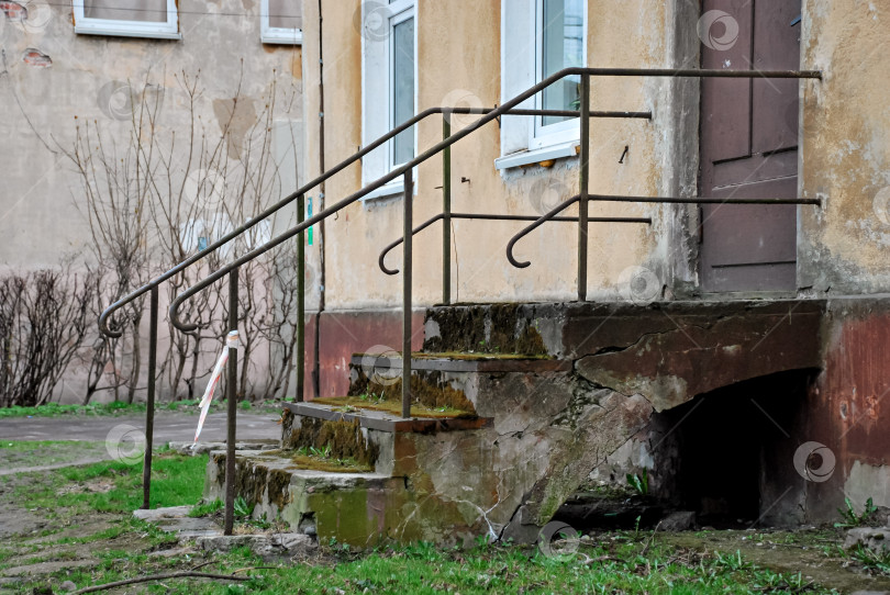 Скачать Обшарпанная бетонная лестница с проржавевшими перилами снаружи заброшенного здания фотосток Ozero