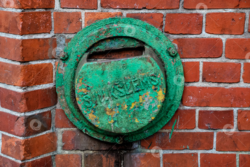 Скачать Винтажный зеленый почтовый ящик на стене из красного кирпича с деревенской текстурой и облупившейся краской фотосток Ozero