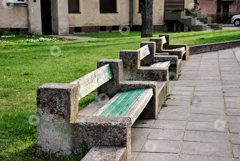 Скачать Бетонные и деревянные скамейки в городских парках фотосток Ozero
