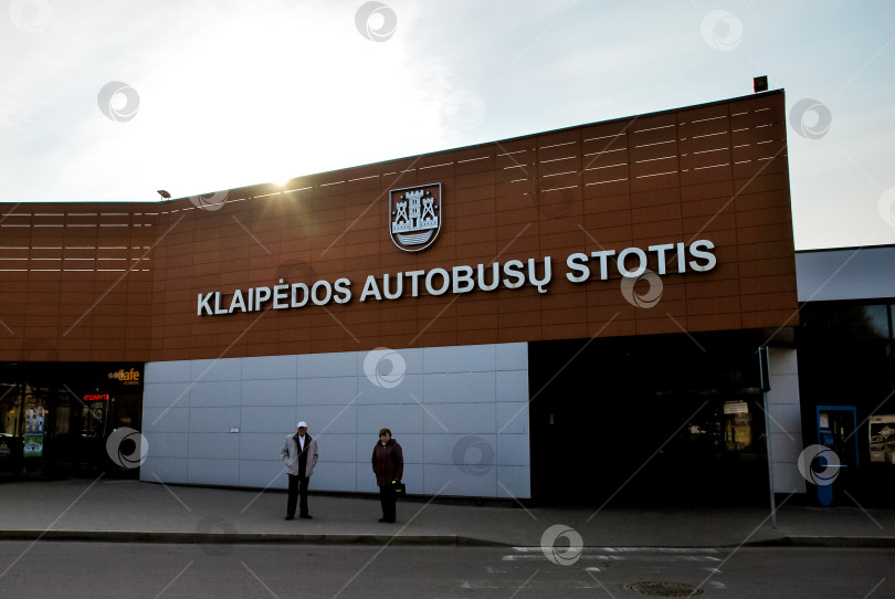 Скачать Клайпедский автобус? снаружи стоит машина с двумя людьми снаружи фотосток Ozero