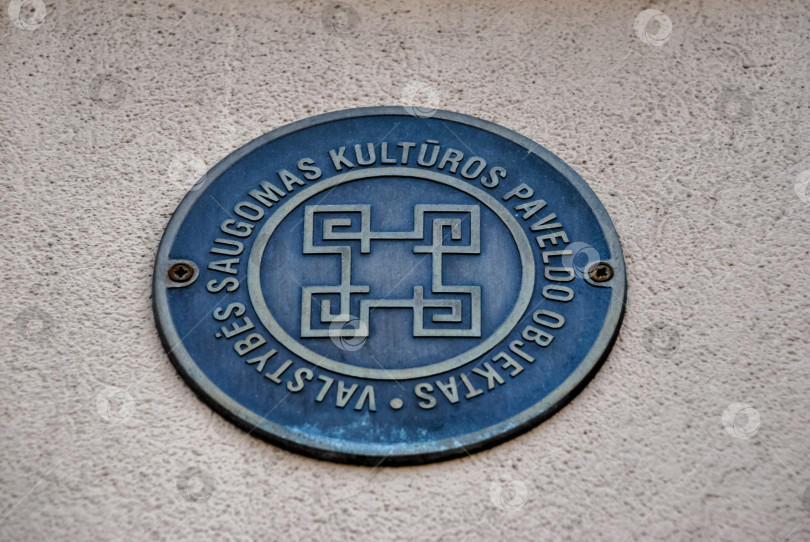 Скачать Эмблема охраны культурного наследия на стене с культурным символом в синем круглом исполнении фотосток Ozero