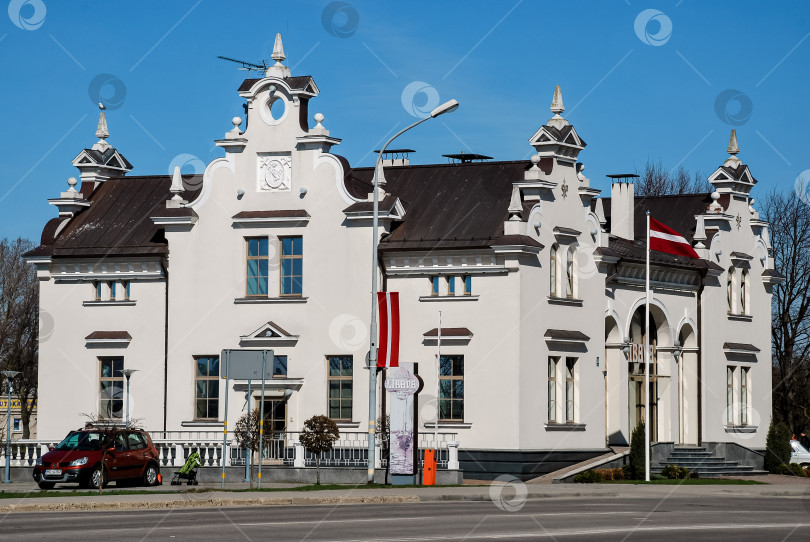 Скачать Историческое европейское здание с флагами в ясный день фотосток Ozero