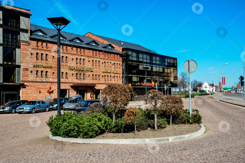 Скачать Современное здание из кирпича и стекла на городской улице в солнечный день фотосток Ozero