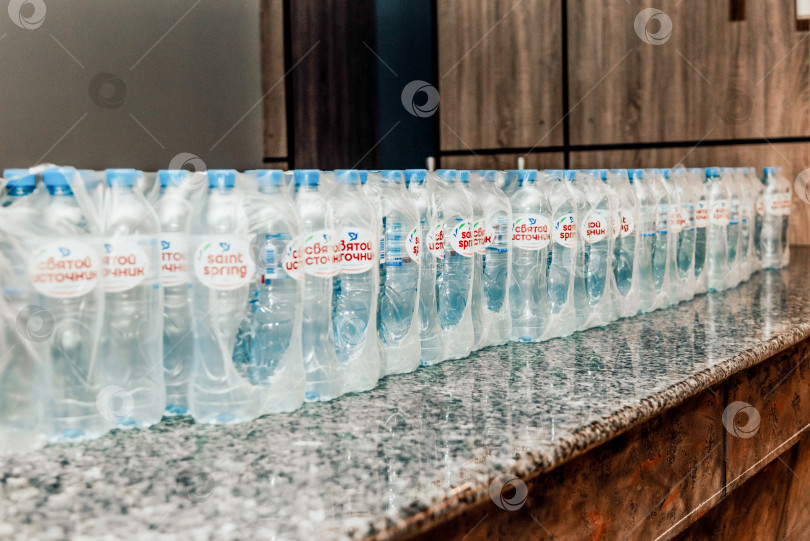 Скачать Москва, Россия, 1 мая 2021 года, Закрытые упаковки бутылочной минеральной воды "Святой источник" фотосток Ozero