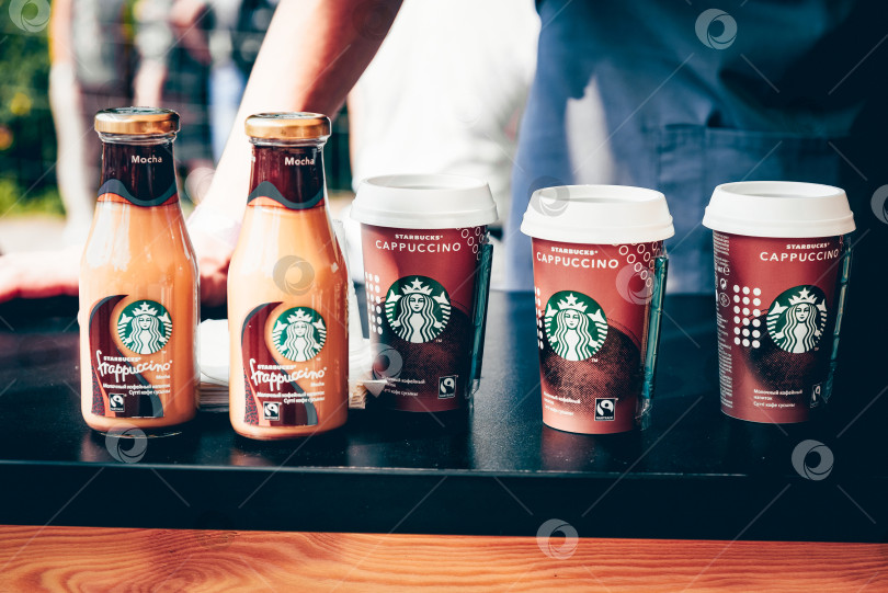 Скачать Санкт-Петербург, Россия, 27 июля 2019 года, кружка из пластиковой бутылки для кофе Starbucks фотосток Ozero