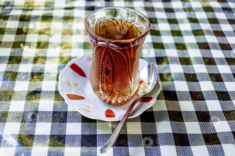 Скачать Черный чай в турецкой стеклянной кружке armud стоит на столе в кофейне ресторане фотосток Ozero