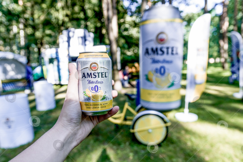 Скачать Москва, Россия, 7 июля 2019 года, Человек держит в руке банку безалкогольного пива Amstel фотосток Ozero
