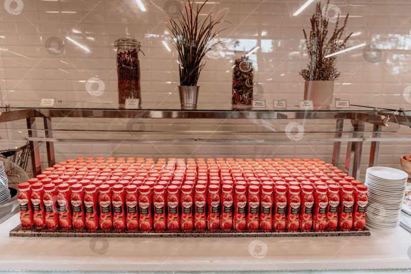 Скачать Москва, Россия, 1 мая 2021 года, множество пластиковых бутылок с клубничным йогуртом в ресторане отеля фотосток Ozero
