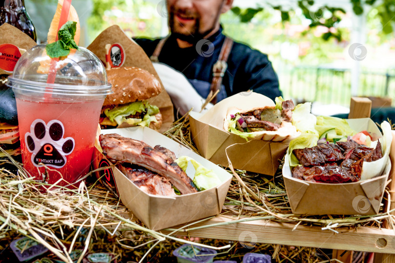 Скачать Санкт-Петербург, Россия, 6 июля 2019 года, Бургеры с жареными кусочками говядины и шашлыками из свинины фотосток Ozero