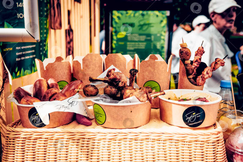 Скачать Санкт-Петербург, Россия, 27 июля 2019 года, Жареные кусочки курицы и шашлыки из свинины фотосток Ozero