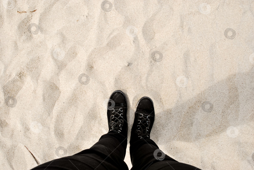 Скачать Черные туфли на песчаном пляже с тенью в солнечный день фотосток Ozero