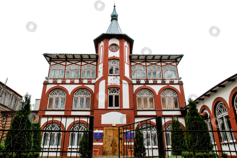 Скачать Историческое здание из красного кирпича с башней и арочными окнами фотосток Ozero