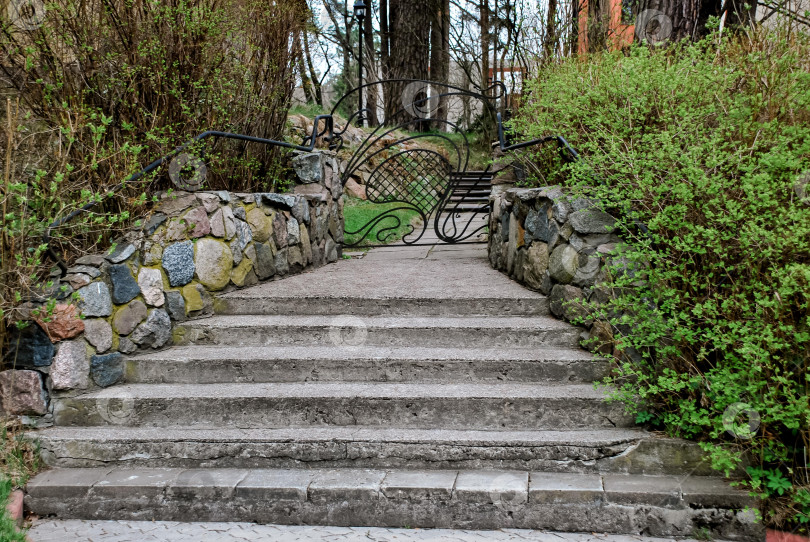 Скачать Каменная лестница, ведущая к кованым железным воротам в окружении пышного сада фотосток Ozero