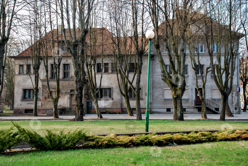 Скачать Заброшенные европейские дома в безлистном зимнем городском парке фотосток Ozero