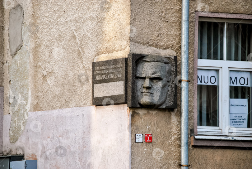 Скачать Мемориальная резьба по камню на углу городской застройки в Вильнюсе фотосток Ozero