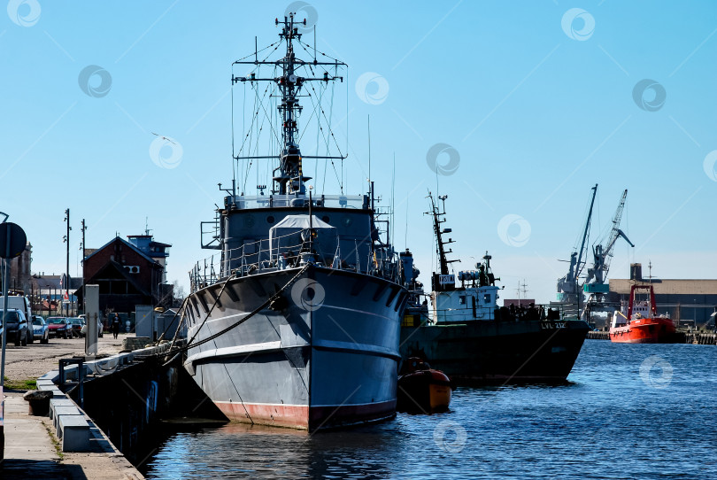 Скачать Три больших корабля пришвартовались в промышленной гавани под ясным голубым небом фотосток Ozero