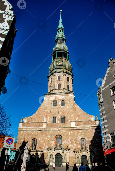 Скачать Церковь Святого Петра в Риге: историческая архитектура на фоне голубого неба фотосток Ozero