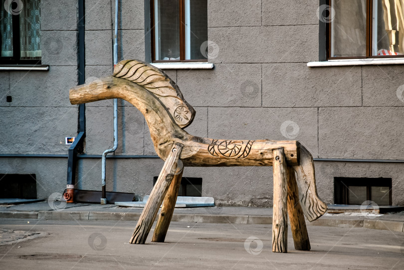 Скачать Деревенская деревянная скульптура лошади на городском фоне фотосток Ozero
