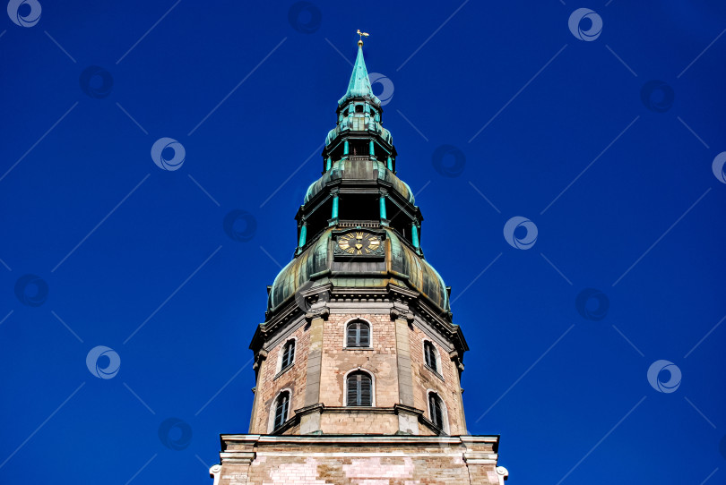 Скачать Историческая церковная башня на фоне ясного голубого неба фотосток Ozero