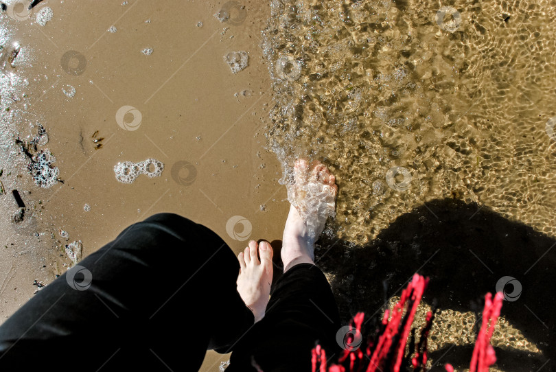Скачать Прогулка по песчаному пляжу, где нежные волны касаются ног фотосток Ozero