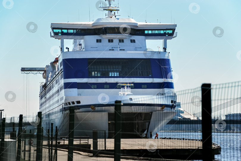 Скачать Пассажирский паром пришвартовался в порту под ясным голубым небом фотосток Ozero