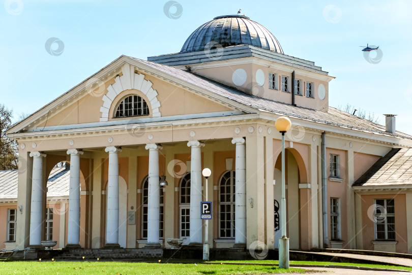 Скачать Историческое неоклассическое здание с колоннами и куполом при дневном свете фотосток Ozero