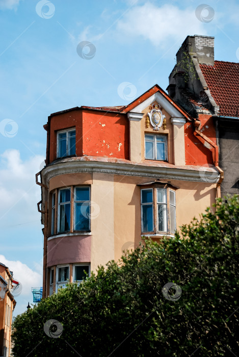 Скачать Историческое оранжевое здание с характерной архитектурой на фоне голубого неба фотосток Ozero