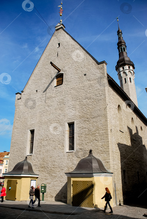 Скачать Историческое каменное здание с готическим шпилем под голубым небом фотосток Ozero