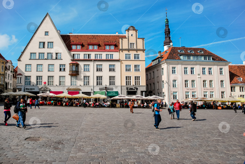 Скачать Историческая европейская городская площадь с магазинами и кафе в солнечный день фотосток Ozero