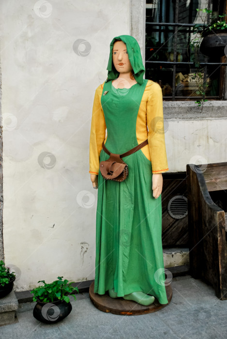 Скачать Исторический манекен горожанки в зелено-желтом средневековом наряде фотосток Ozero