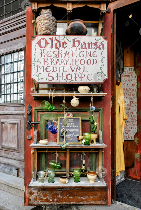 Скачать Старинный средневековый вход в магазин с красочной витриной стеклянной посуды фотосток Ozero