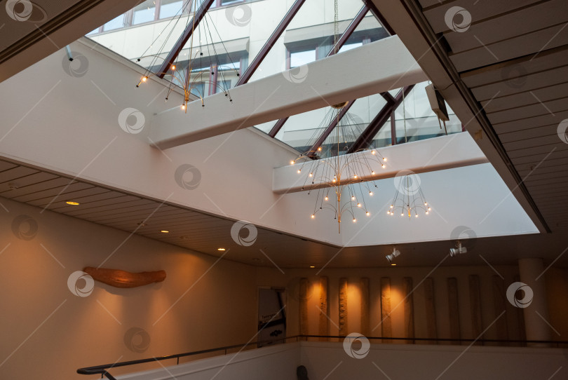 Скачать Современный внутренний атриум с мансардным окном и современным дизайном освещения фотосток Ozero