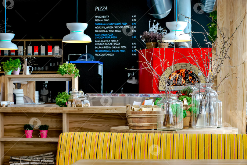 Скачать Интерьер уютной итальянской пиццерии с дровяной печью и деревенским декором фотосток Ozero