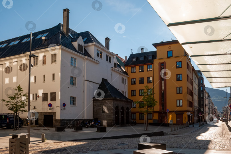 Скачать Солнечная скандинавская городская улица с красочными зданиями на фоне голубого неба фотосток Ozero