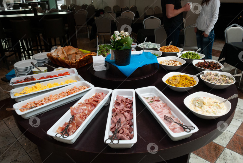 Скачать Континентальный завтрак "шведский стол" с различными мясными блюдами и салатами подается в ресторане фотосток Ozero
