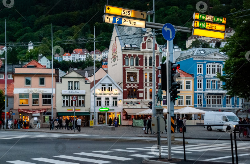 Скачать Яркая архитектура на европейской городской площади с магазинами и пешеходами фотосток Ozero