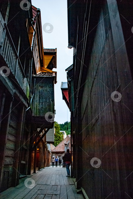 Скачать Узкий переулок на исторической деревянной улице Брюгген, Берген фотосток Ozero