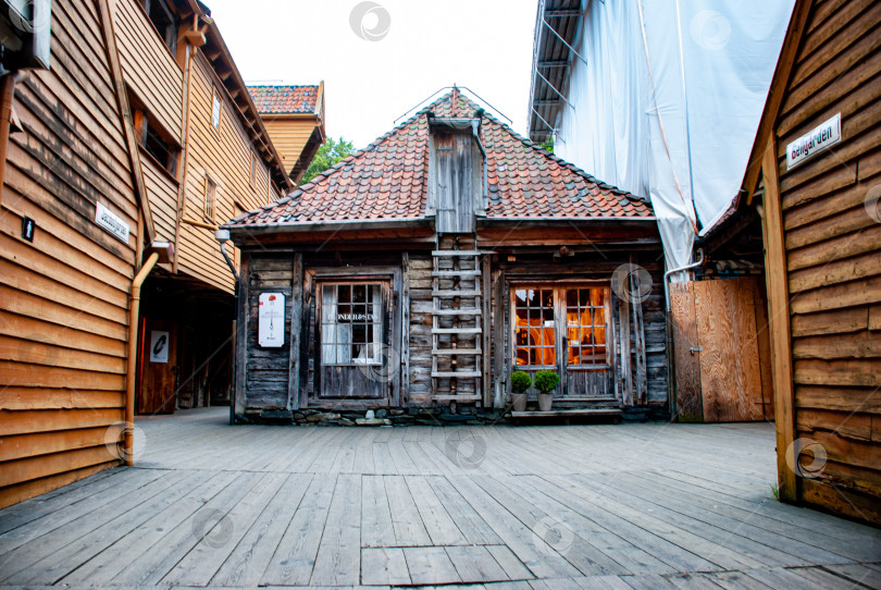 Скачать Исторический деревянный дом в Брюггене с деревенской архитектурой и очаровательным норвежским дизайном фотосток Ozero