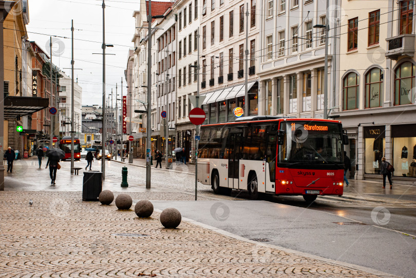 Скачать Городская уличная сцена с красным автобусом в центре Осло в пасмурный день фотосток Ozero