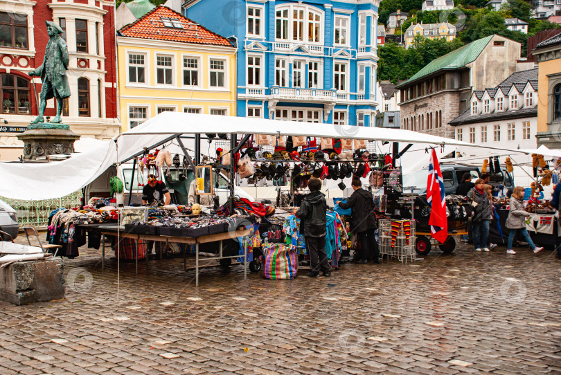 Скачать Уличный рынок с продавцами и покупателями на европейской городской площади фотосток Ozero