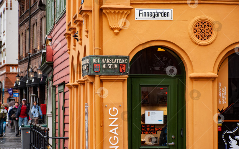 Скачать Вход в исторический ганзейский музей в Брюггене, Берген фотосток Ozero