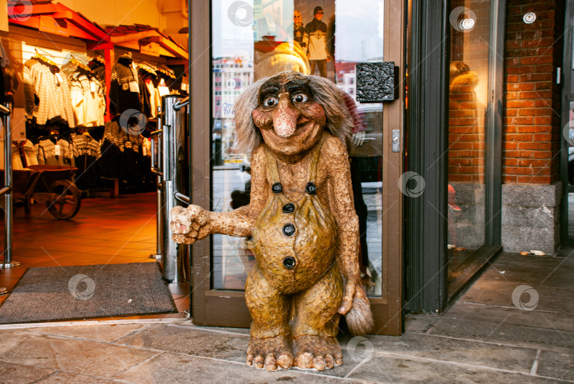 Скачать Веселая деревянная статуя тролля приветствует посетителей у входа в скандинавский магазин фотосток Ozero