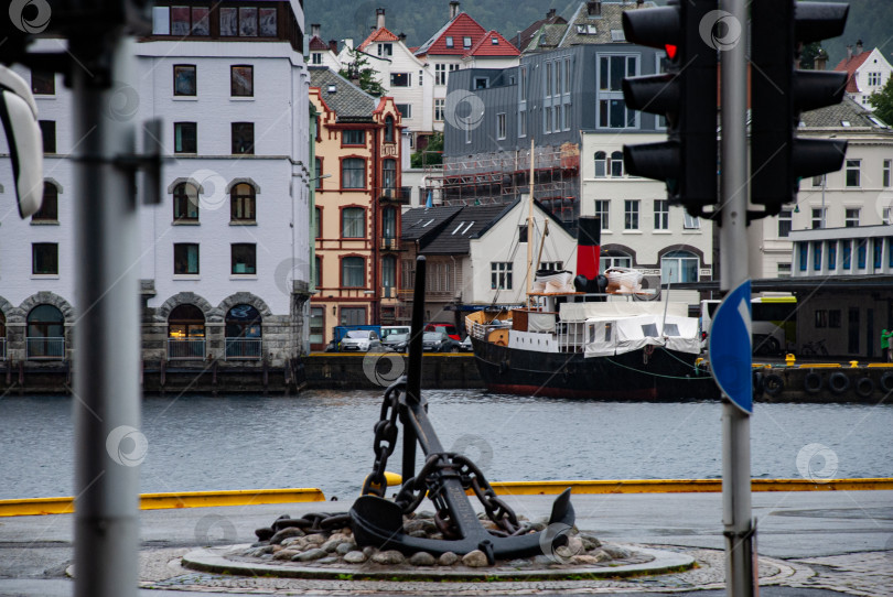 Скачать Историческая сцена гавани с якорем и кораблем в Бергене, Норвегия фотосток Ozero