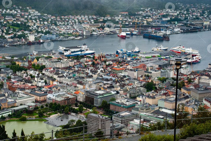 Скачать Панорамный вид на гавань Бергена с красочными зданиями и лодками фотосток Ozero